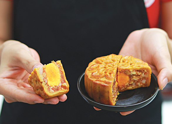 Đi bộ 1h mới ti&ecirc;u thụ hết năng lượng từ một miếng b&aacute;nh trung thu nặng chưa đến 1 lạng