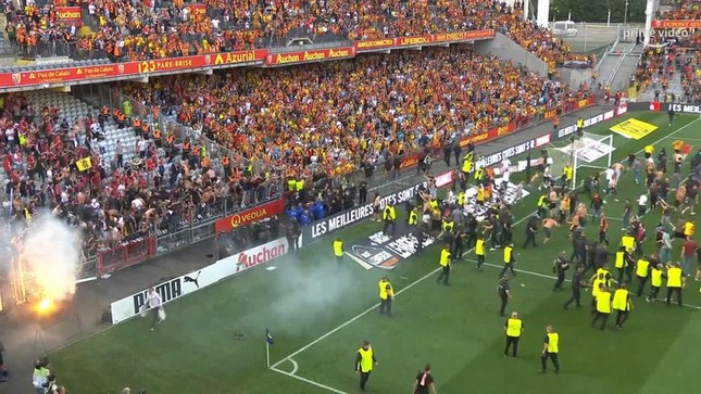 Sốc: CĐV lao v&agrave;o hỗn chiến kinh ho&agrave;ng ở Ligue 1, hai người thương vong ảnh 1