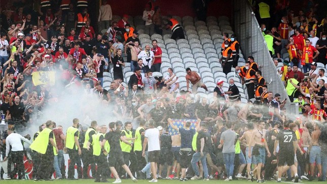 Sốc: CĐV lao v&agrave;o hỗn chiến kinh ho&agrave;ng ở Ligue 1, hai người thương vong ảnh 2