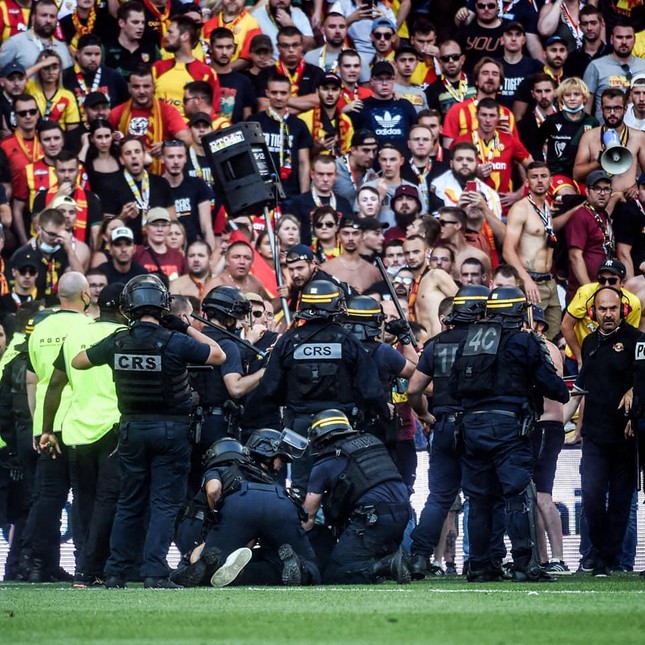 Sốc: CĐV lao v&agrave;o hỗn chiến kinh ho&agrave;ng ở Ligue 1, hai người thương vong ảnh 4