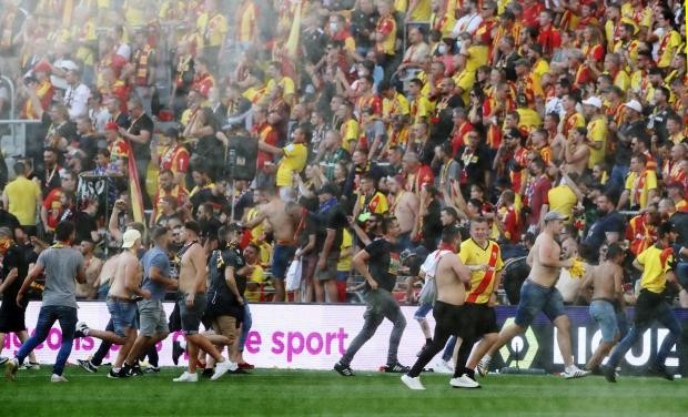 Sốc: CĐV lao v&agrave;o hỗn chiến kinh ho&agrave;ng ở Ligue 1, hai người thương vong ảnh 5