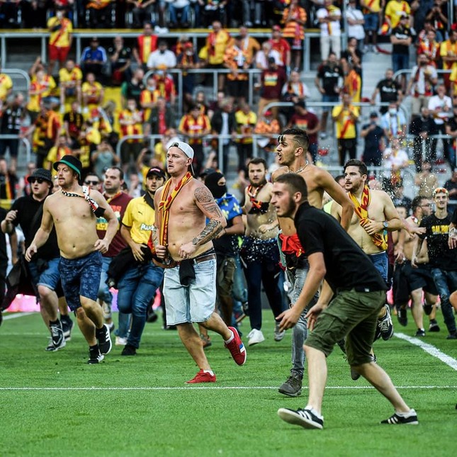 Sốc: CĐV lao v&agrave;o hỗn chiến kinh ho&agrave;ng ở Ligue 1, hai người thương vong ảnh 8