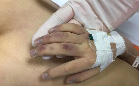 Be gai 6 tuoi bi bao hanh anh 1