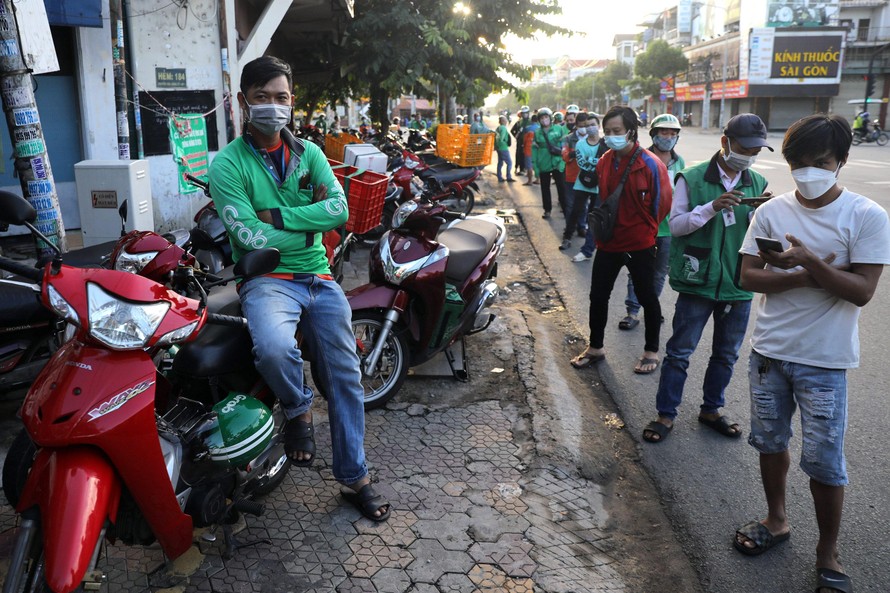 Từ s&aacute;ng sớm 20/9, rất đ&ocirc;ng shipper đ&atilde; c&oacute; mặt trước c&aacute;c trạm y tế lưu động ở TPHCM để xếp h&agrave;ng chờ được lấy mẫu x&eacute;t nghiệm.