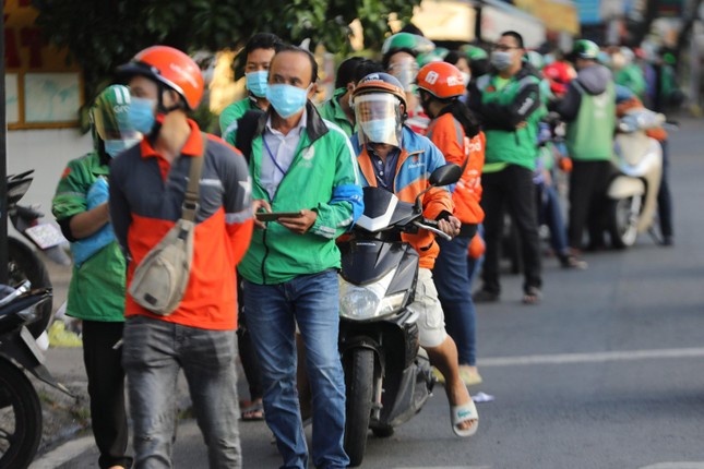 H&agrave;ng trăm nh&acirc;n vi&ecirc;n giao h&agrave;ng xếp h&agrave;ng d&agrave;i chờ x&eacute;t nghiệm COVID-19 ở TPHCM ảnh 1
