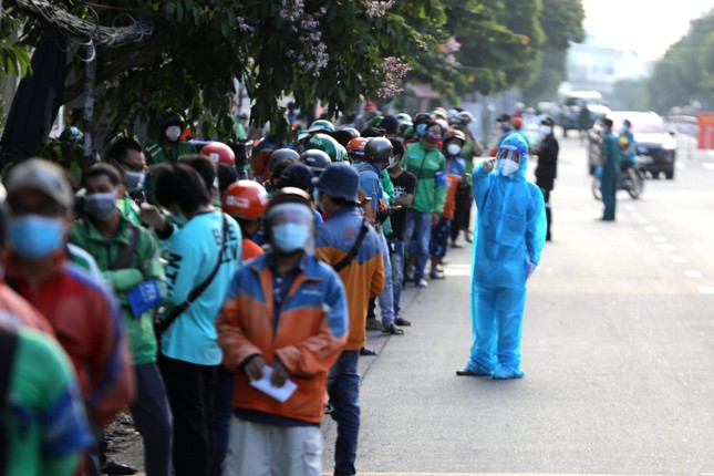 H&agrave;ng trăm nh&acirc;n vi&ecirc;n giao h&agrave;ng xếp h&agrave;ng d&agrave;i chờ x&eacute;t nghiệm COVID-19 ở TPHCM ảnh 2