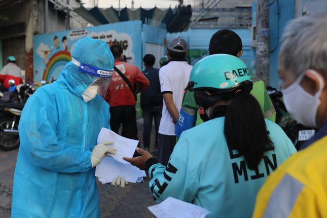 H&agrave;ng trăm nh&acirc;n vi&ecirc;n giao h&agrave;ng xếp h&agrave;ng d&agrave;i chờ x&eacute;t nghiệm COVID-19 ở TPHCM ảnh 3