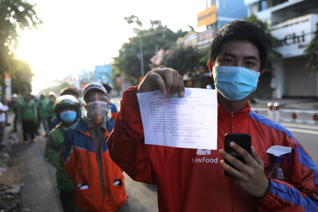 H&agrave;ng trăm nh&acirc;n vi&ecirc;n giao h&agrave;ng xếp h&agrave;ng d&agrave;i chờ x&eacute;t nghiệm COVID-19 ở TPHCM ảnh 4