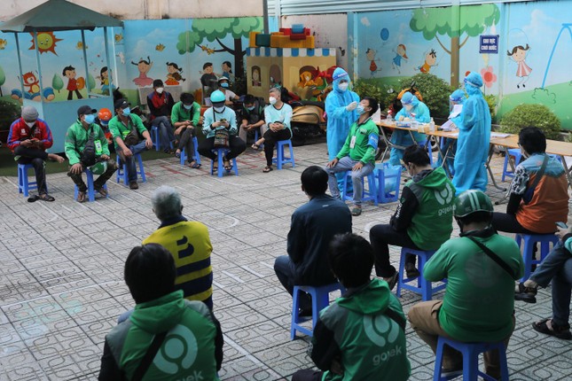 H&agrave;ng trăm nh&acirc;n vi&ecirc;n giao h&agrave;ng xếp h&agrave;ng d&agrave;i chờ x&eacute;t nghiệm COVID-19 ở TPHCM ảnh 5