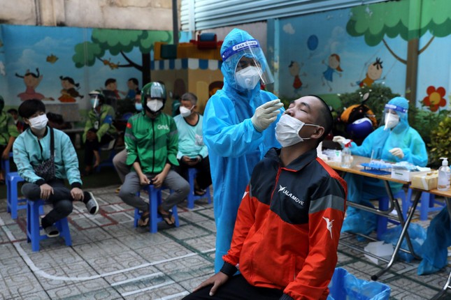 H&agrave;ng trăm nh&acirc;n vi&ecirc;n giao h&agrave;ng xếp h&agrave;ng d&agrave;i chờ x&eacute;t nghiệm COVID-19 ở TPHCM ảnh 6