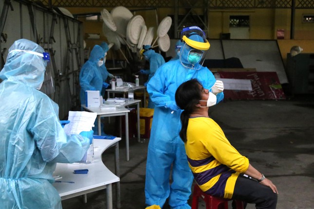 H&agrave;ng trăm nh&acirc;n vi&ecirc;n giao h&agrave;ng xếp h&agrave;ng d&agrave;i chờ x&eacute;t nghiệm COVID-19 ở TPHCM ảnh 7