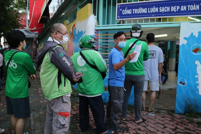 H&agrave;ng trăm nh&acirc;n vi&ecirc;n giao h&agrave;ng xếp h&agrave;ng d&agrave;i chờ x&eacute;t nghiệm COVID-19 ở TPHCM ảnh 8