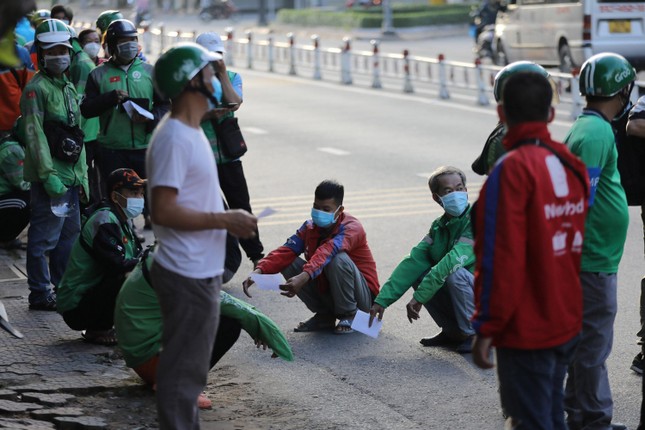 H&agrave;ng trăm nh&acirc;n vi&ecirc;n giao h&agrave;ng xếp h&agrave;ng d&agrave;i chờ x&eacute;t nghiệm COVID-19 ở TPHCM ảnh 9