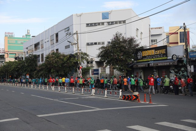 H&agrave;ng trăm nh&acirc;n vi&ecirc;n giao h&agrave;ng xếp h&agrave;ng d&agrave;i chờ x&eacute;t nghiệm COVID-19 ở TPHCM ảnh 10