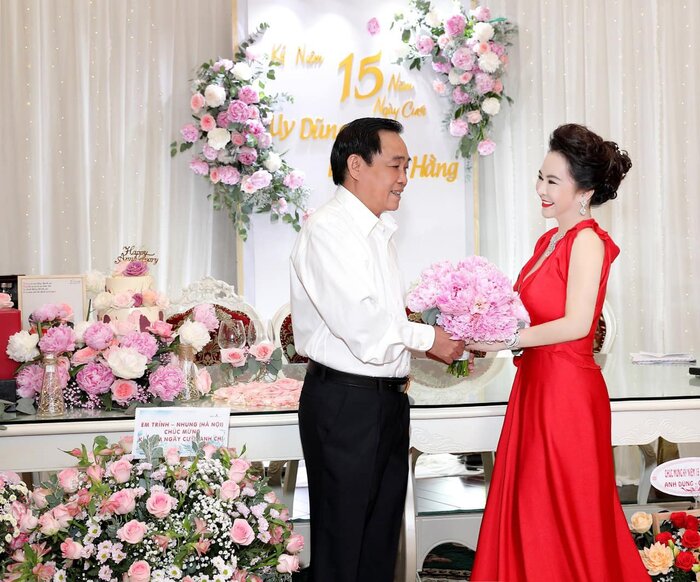 Nữ CEO Đại Nam tung bộ ảnh kỉ niệm 15 năm ngày cưới bên gia đình Ảnh 1