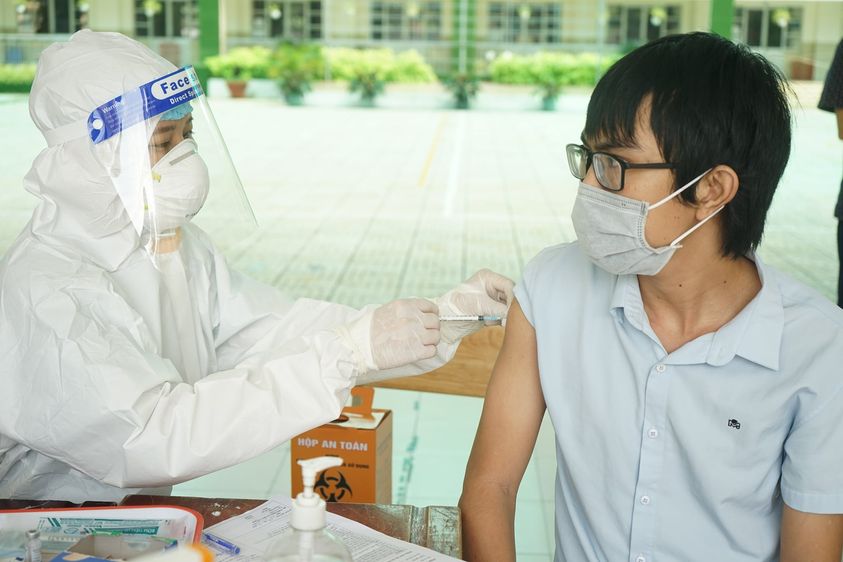 Bộ Y tế đồng ý rút ngắn khoảng cách giữa 2 mũi tiêm vắc-xin AstraZeneca - Ảnh 1.