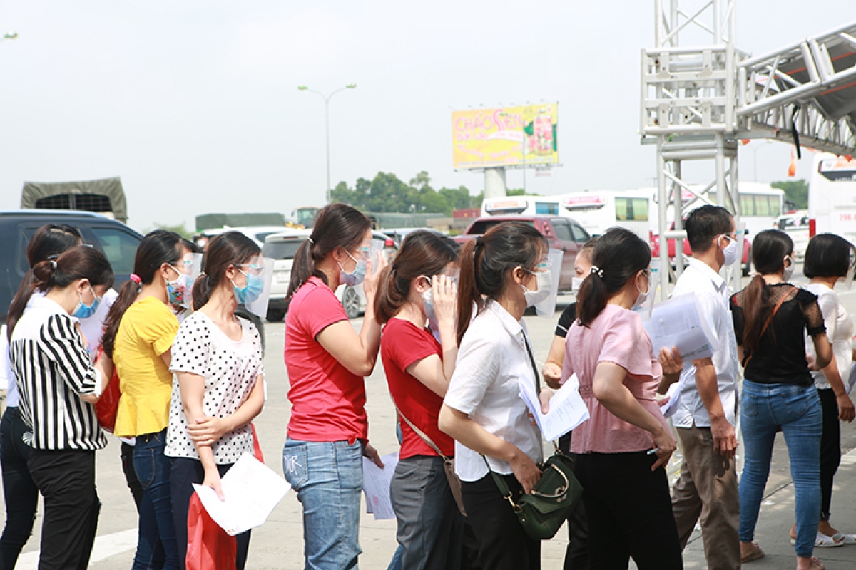 Ghi nhận của PV Báo Tin tức trong ngày 22/9, có rất đông người dân từ các tỉnh đổ về Hà Nội và từ Hà Nội về các địa phương.