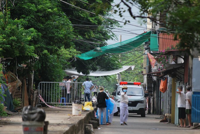 Lực lượng y tế làm công tác phòng chống dịch tại tổ 8 phường Kiến Hưng (quận Hà Đông, Hà Nội).