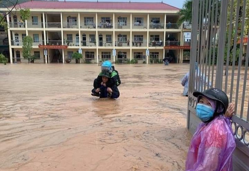 Quảng Ninh: Nhiều tuyến phố, khu dân cư ngập sâu sau trận mưa lớn - ảnh 2