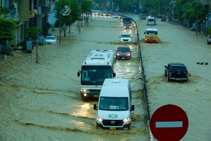 Quảng Ninh: Nhiều tuyến phố, khu dân cư ngập sâu sau trận mưa lớn - ảnh 3