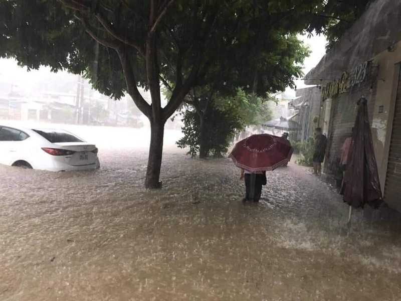 Quảng Ninh: Nhiều tuyến phố, khu dân cư ngập sâu sau trận mưa lớn - ảnh 4