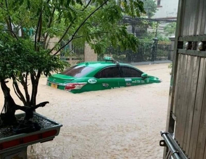 Quảng Ninh: Nhiều tuyến phố, khu dân cư ngập sâu sau trận mưa lớn - ảnh 5