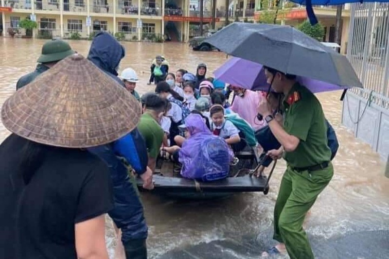 Quảng Ninh: Nhiều tuyến phố, khu dân cư ngập sâu sau trận mưa lớn - ảnh 6