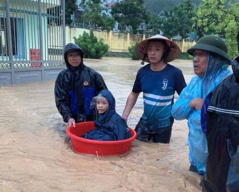 Quảng Ninh: Nhiều tuyến phố, khu dân cư ngập sâu sau trận mưa lớn - ảnh 7