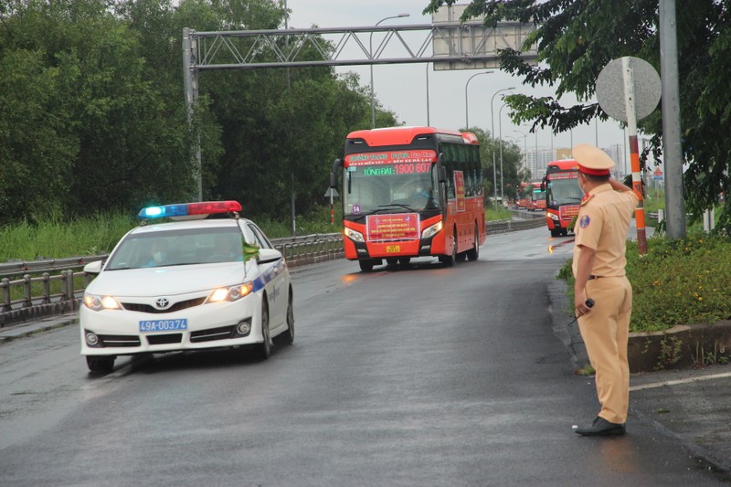 CSGT hộ tống 218 tình nguyên viên tỉnh Lâm Đồng vào TP.HCM chống dịch - ảnh 1