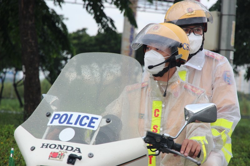 CSGT hộ tống 218 tình nguyên viên tỉnh Lâm Đồng vào TP.HCM chống dịch - ảnh 3