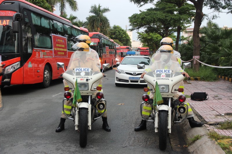 CSGT hộ tống 218 tình nguyên viên tỉnh Lâm Đồng vào TP.HCM chống dịch - ảnh 8