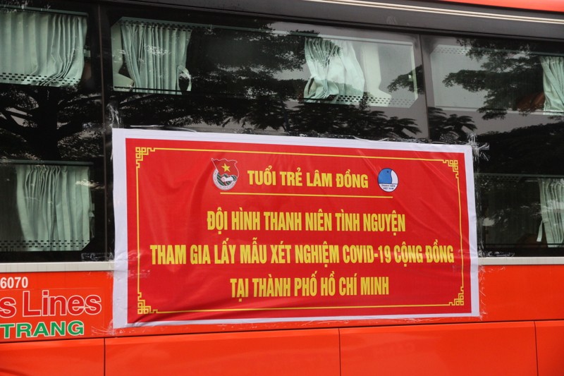 CSGT hộ tống 218 tình nguyên viên tỉnh Lâm Đồng vào TP.HCM chống dịch - ảnh 9