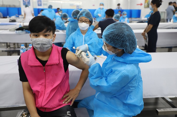 Lại thêm 400.000 liều vắc xin ở Bắc Ninh nằm kho, chưa thể tiêm vì thiếu giấy xuất xưởng - Ảnh 1.