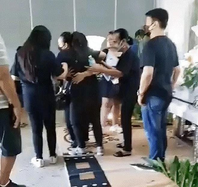 Thực hư clip con ruột Phi Nhung khóc lả trong tang lễ mẹ-2