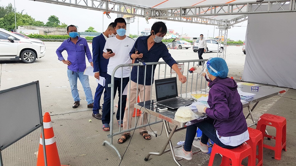 H&agrave; Nội vẫn kiểm tra giấy x&eacute;t nghiệm Covid-19