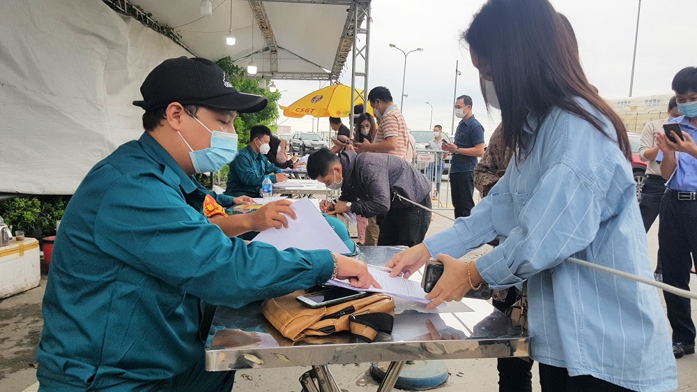 H&agrave; Nội vẫn kiểm tra giấy x&eacute;t nghiệm Covid-19