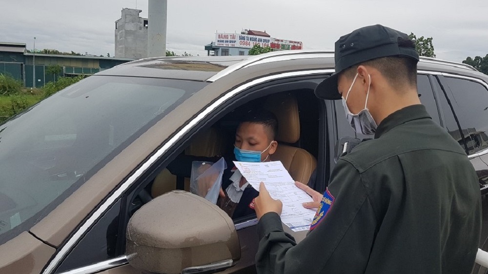 H&agrave; Nội vẫn kiểm tra giấy x&eacute;t nghiệm Covid-19