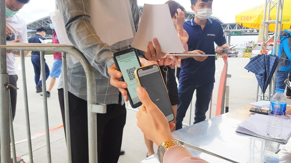 H&agrave; Nội vẫn kiểm tra giấy x&eacute;t nghiệm Covid-19