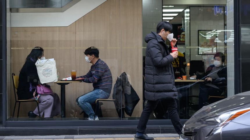 nguoi han song chung voi covid-19 anh 1